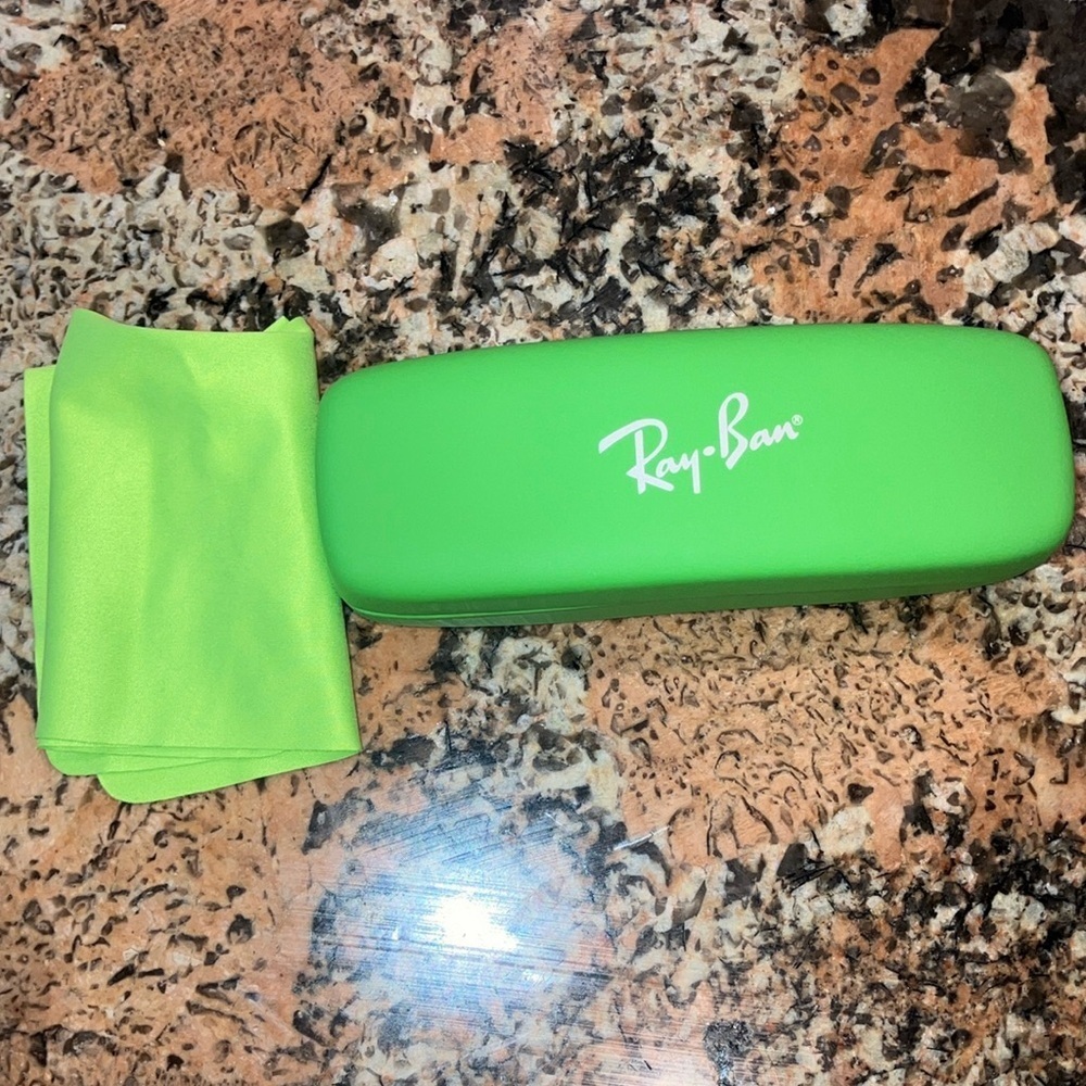 Ray-Ban Kid’s Green Glasses Case with Cloth Preloved